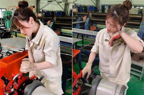 Danh tính nữ công nhân quá xinh đẹp, cười rạng rỡ "đốn tim" mọi ánh nhìn
