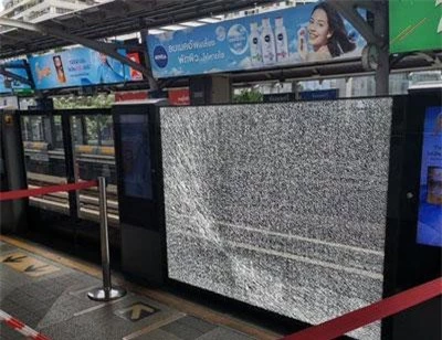 Cửa kính ở khu vực ga tàu điện ngầm nứt toác sau vụ nổ (Ảnh: Twitter)