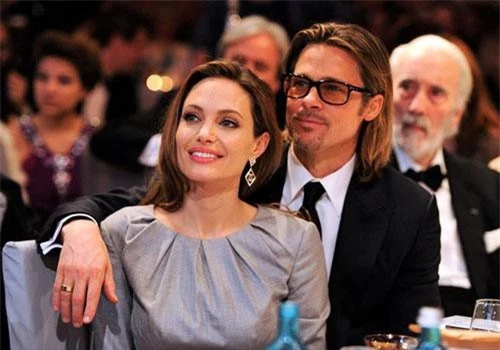 Ngày 14/4, Brad Pitt và Angelina Jolie chính thức hoàn tất thủ tục ly hôn kéo dài suốt 3 năm căng thẳng. Nhìn lại quãng thời gian vui vẻ mà cặp sao từng có với nhau, không ít người hâm mộ bày tỏ sự tiếc nuối. Tuy vậy, họ vẫn hy vọng thần thượng sẽ tìm được hạnh phúc mới trong tương lai.