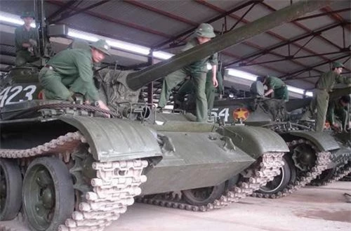 Xe tăng T-54/55 của Việt Nam, dễ nhận thấy là dải xích của nó không có guốc cao su. Ảnh: Quân đội nhân dân.