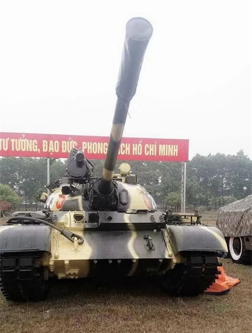 Xe tăng T-54 của Việt Nam với dải xích đã được lắp guốc cao su. Ảnh: Quân đội nhân dân.