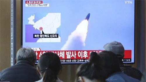 Loại tên lửa Triều Tiên vừa phóng thử hôm thứ năm vừa rồi được cho là một loại tên lửa mới "chưa từng thấy" trước đây. Đây cũng là lần đầu tiên Triều Tiên phóng thử tên lửa kể từ sau khi Lãnh đạo Kim Jong-un gặp Tổng thống Mỹ Donald Trump. Nguồn ảnh: BI.