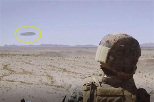 CLIP: UFO khổng lổ theo dõi Thuỷ quân lục chiến Mỹ tập trận