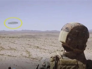 CLIP: UFO khổng lổ theo dõi Thuỷ quân lục chiến Mỹ tập trận