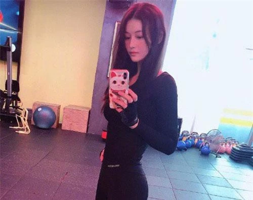 Trương HInh Dư khoe vòng eo con kiến tại phòng gym