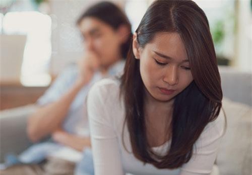 Lục tìm tài liệu quan trọng cho chồng, tôi bàng hoàng khi thấy tờ giấy tố cáo chuyện quá khứ của mình, nghĩ đến thái độ của chồng mà tôi nổi da gà