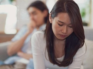 Lục tìm tài liệu quan trọng cho chồng, tôi bàng hoàng khi thấy tờ giấy tố cáo chuyện quá khứ của mình, nghĩ đến thái độ của chồng mà tôi nổi da gà