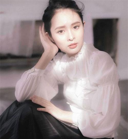 Hoa khôi Đại học Tôn Đức Thắng trong trẻo trong bộ ảnh thanh xuân