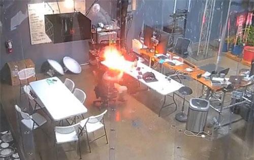 'Sốc' khoảnh khắc pin iPhone bất ngờ phát nổ ngay trước mặt người dùng