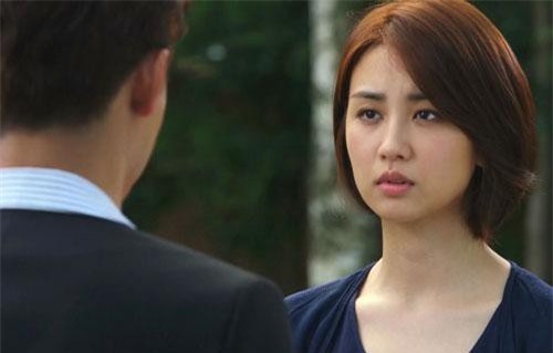 Điên cuồng ghen tuông khi gặp chồng bế đứa trẻ giống như in