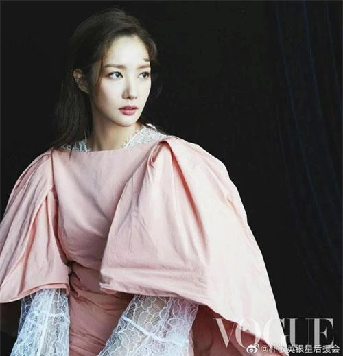 Mới đây, Park Min Young chụp ảnh cho tạp chí Vouge Đài Loan, nữ diễn viên mặc bộ váy hồng tay bồng của thương hiệu Givenchy.