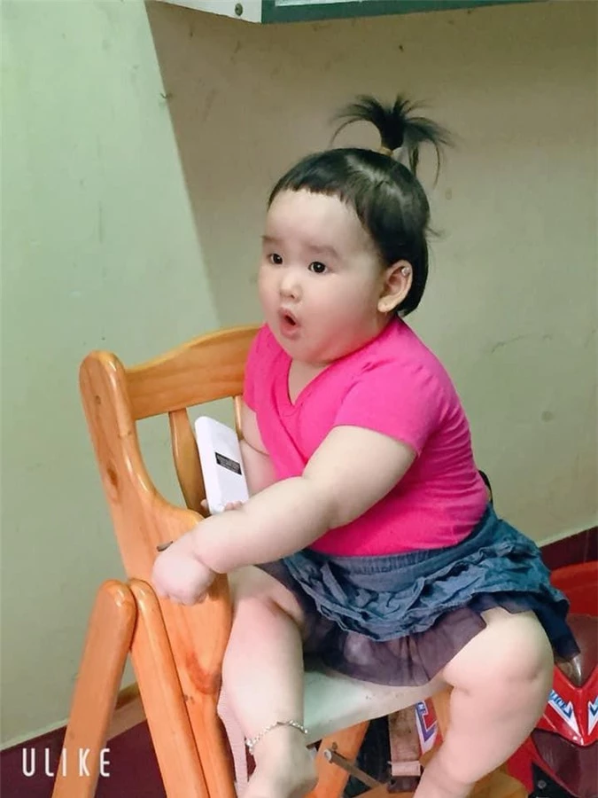 Hình ảnh múp míp của bé Linh khiến nhiều người thích thú.