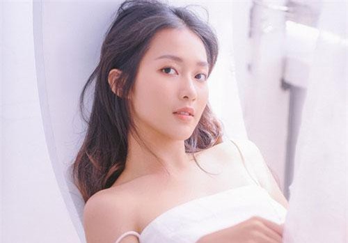 Khả Ngân hờ hững khoe vai trần eo thon, thần thái sexy hết cỡ trong bộ ảnh mừng tuổi 22