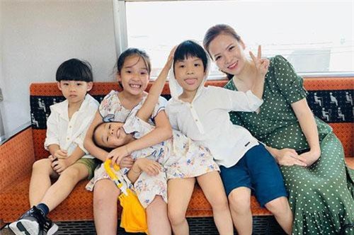 Gia đình Hồng Đăng đi du lịch Nhật Bản cùng gia đình Đan Lê, 4 con nhỏ lại "chiếm spotlight" vì quá xinh xắn, đáng yêu