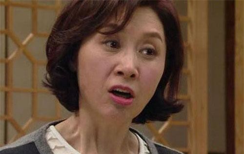 Cố làm thêm để kiếm hộp sữa cho con, tôi ứa nước mắt trước mâm cơm nhà chồng để phần