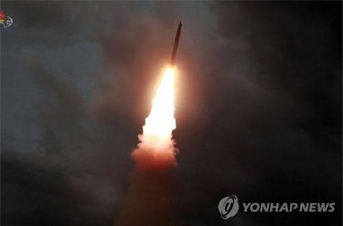 Ông Kim Jong-un đích thân thị sát Triều Tiên thử bệ phóng đa tên lửa lần 2