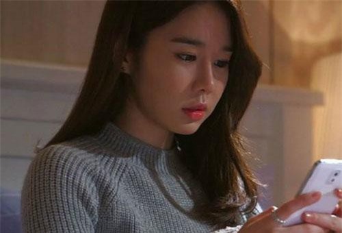 Thói quen cắt móng tay cụt lủn trước khi đi công tác của chồng và dòng tin nhắn phơi bày toàn bộ bí mật