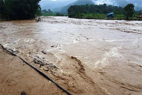 Nước sông tại huyện Quan Sơn đang dâng cao.