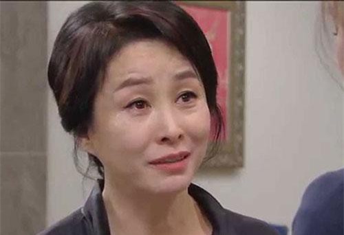 Mẹ đẻ lên trông cháu được một tháng đã đòi về, con gái lắp camera mới phát hiện nguồn cơn xuất phát từ mẹ chồng