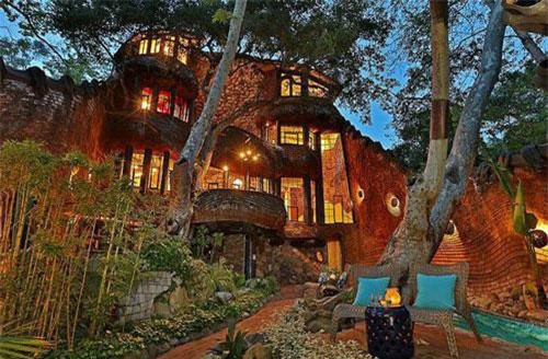 Nhà “quái dị” có giá thuê hơn 14 triệu đồng/đêm