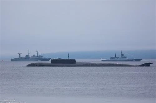  Một trong các tàu ngầm hạt nhân tấn công khổng lồ của Hạm đội Thái Bình Dương - tàu ngầm K-186 Omsk thuộc đề án 949A Antey có lượng giãn nước toàn tải khi lặn 19.400 tấn, trang bị 24 ngư lôi và 24 tên lửa hành trình P-700 Granit có khả năng mang đầu đạn hạt nhân. Ảnh: Anton Blinov