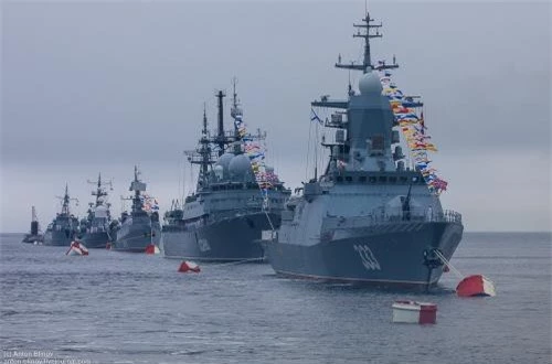 Tại cuộc duyệt binh ở thành phố Vladivostok, Hạm đội Thái Bình Dương đã phô diễn hầu như toàn bộ các trang bị từ nhỏ tới lớn của mình. Ảnh: Anton Blinov