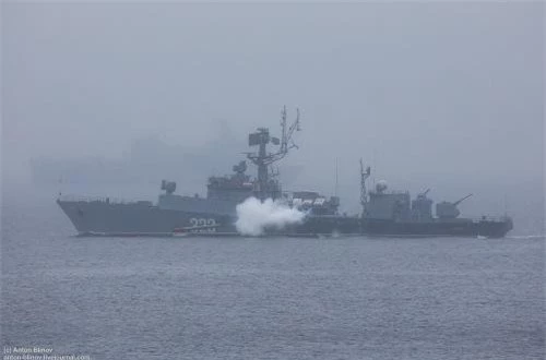 Tàu hộ vệ chống ngầm Metel (323) trình diễn phóng ngư lôi chống ngầm cỡ 533mm. Ảnh: Anton Blinov