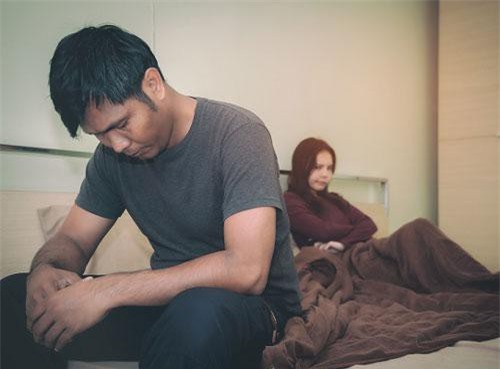 Nhìn viên bi lăn ra khỏi gầm giường nhà hàng xóm, con trai tôi sung sướng reo lên còn tôi thì ngã ngửa khi thấy một vật khác mắc trong đó