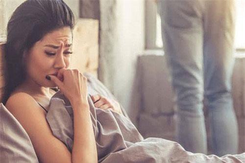 Chồng "bắt" vợ đang có thai phải rộng lượng với bồ của chồng cũng đang có bầu