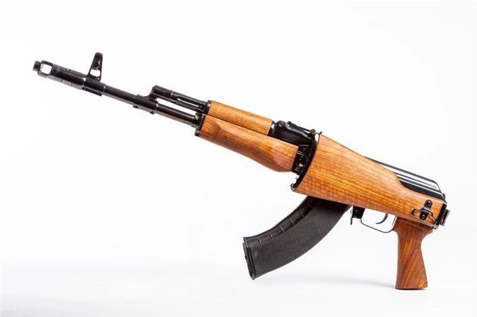 Khẩu AK mang tên mã TG2 được phát triển cho các hoạt động huấn luyện thể thao, săn bắn và sưu tầm. Sản phẩm là một phiên bản giới hạn, có thể mua theo giấy phép thông thường cho một vũ khí nòng trơn. Nguồn ảnh: Kalashnikov Media