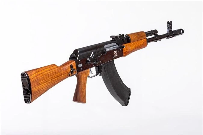  AK TG2 được phát triển trên nền tảng khẩu súng trường tấn công Kalashnikov AK103 dù cho lớp hoàn thiện bên ngoài có nhiều thay đổi so với phiên bản tiêu chuẩn và được chế tạo theo phong cách cổ điển của súng AK. Nguồn ảnh: Kalashnikov Media