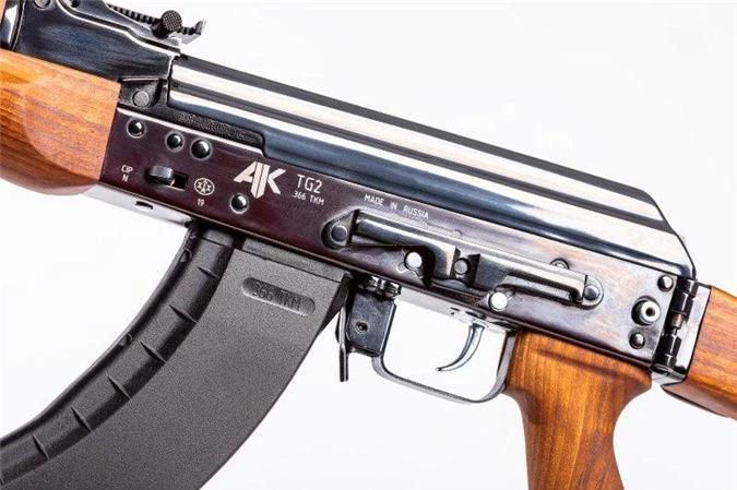 Ngoài các trang trí ngoại thất độc đáo, khẩu súng có khả năng gấp báng, nhiều phần trên thân súng làm bằng gỗ óc chó... Nguồn ảnh: Kalashnikov Media
