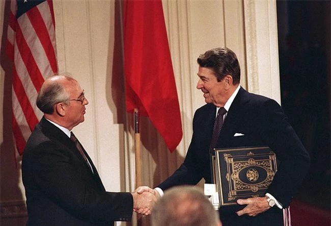 Tổng thống Mỹ Ronald Reagan (phải) và lãnh đạo Liên Xô Mikhail Gorbachev bắt tay sau khi ký Hiệp ước INF ngày 8/12/1987. (Ảnh AP)