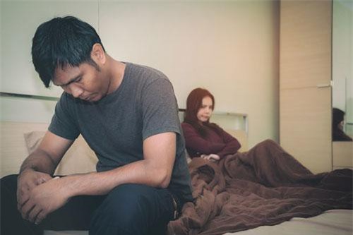 Nhìn viên bi lăn ra khỏi gầm giường nhà hàng xóm, con trai tôi sung sướng reo lên còn tôi thì ngã ngửa khi thấy một vật khác mắc trong đó