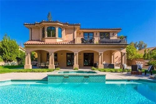 Biệt thự nằm ở khu Northridge thuộc thành phố Los Angeles, được Zendaya mua vào tháng 3/2017 với giá 1,4 triệu USD.
