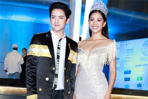 Tiểu Vy diện váy cúp ngực gợi cảm tạo dáng bên "người tình màn ảnh" một thời của Baifern "Chiếc lá bay" tại thảm đỏ Hoa hậu Thế giới Việt Nam 2019