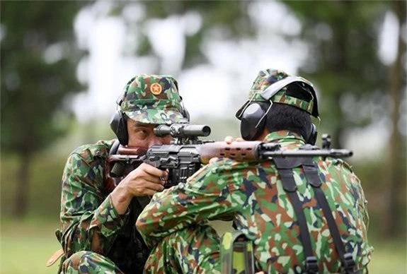 Xạ thủ bắn tỉa Việt Nam huấn luyện với súng SVD.
