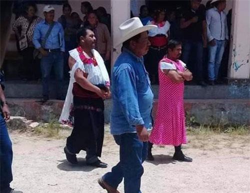 Thị trưởng Mexico bị ép mặc váy phụ nữ diễu phố vì thất hứa với dân