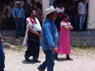 Thị trưởng Mexico bị ép mặc váy phụ nữ diễu phố vì thất hứa với dân