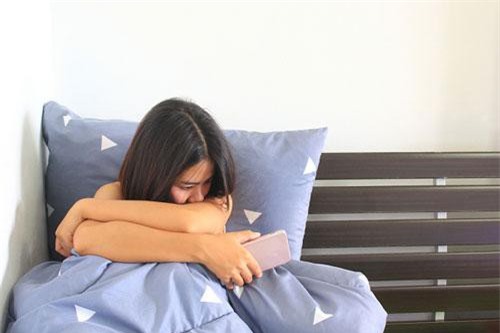 Khi tôi cầm quyết định ly hôn về nhà, mẹ chồng lau nước mắt đưa cho tôi một túi nhỏ, mở chiếc túi ấy, tôi sửng sốt với món quà bên trong