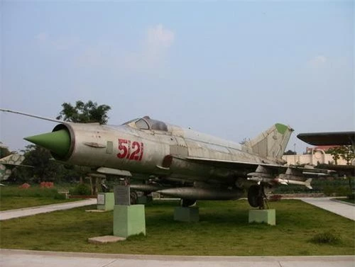 Tên lửa K-5MS và K-13 trên tiêm kích đánh chặn MiG-21MF số hiệu 5121 trưng bày tại Bảo tàng Phòng không - Không quân. Ảnh: Tiền Phong.