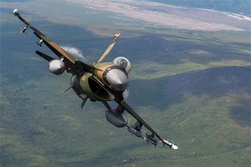 Các chiến đấu cơ F-16 Fighting Falcon cùng với F-22 Raptor của Không quân Mỹ cất cánh từ căn cứ sân bay quân sự Eielson ở Alaska - tiểu bang "địa đầu tổ quốc" của Mỹ vừa có màn trình diễn mãn nhãn kỷ niệm 100 năm ngày thành lập Không đoàn 3 Không quân Mỹ. Nguồn ảnh: BI.
