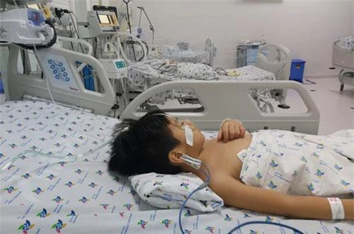 Bé trai được điều trị tại bệnh viện.