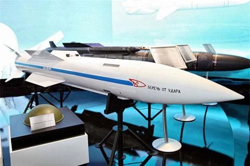 R-37 là loại tên lửa không đối không hạng nặng tầm xa được Liên Xô phát triển từ năm 1985. Loại tên lửa này có trọng lượng 600 kg, chiều dài 4,2 mét và có đầu đạn lên tới 60 kg. Nguồn ảnh: Pinterest.