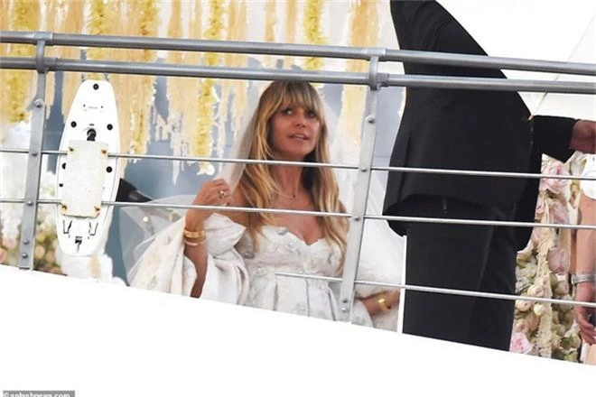 2 đám cưới hot nhất làng mẫu: Heidi Klum tổ chức trên du thuyền xa hoa, trái ngược với cặp đôi đồng tính Cara Delevingne - Ảnh 3.