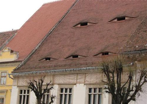 “Lạnh gáy” với những ngôi nhà “có mắt” ở quê hương của ma cà rồng Dracula