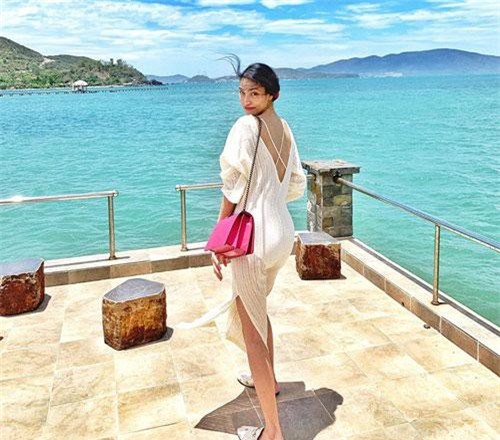 Bầu bí sang chảnh như Lan Khuê, tự tin diện đầm cắt xẻ khoe dáng nuột chẳng kém thời son rỗi