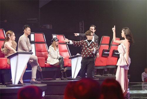 Phạm Quỳnh Anh bức xúc cực độ khi bị “chơi xỏ” hội đồng trong The Voice Kids