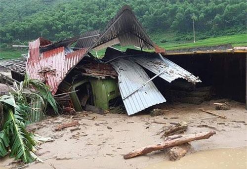 Thanh Hóa: Trưởng công an xã tử vong khi đi giúp dân chống lũ