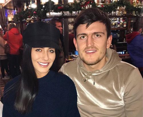 Cổ động viên M.U “điên đảo” vì cô bạn gái xinh đẹp của Harry Maguire